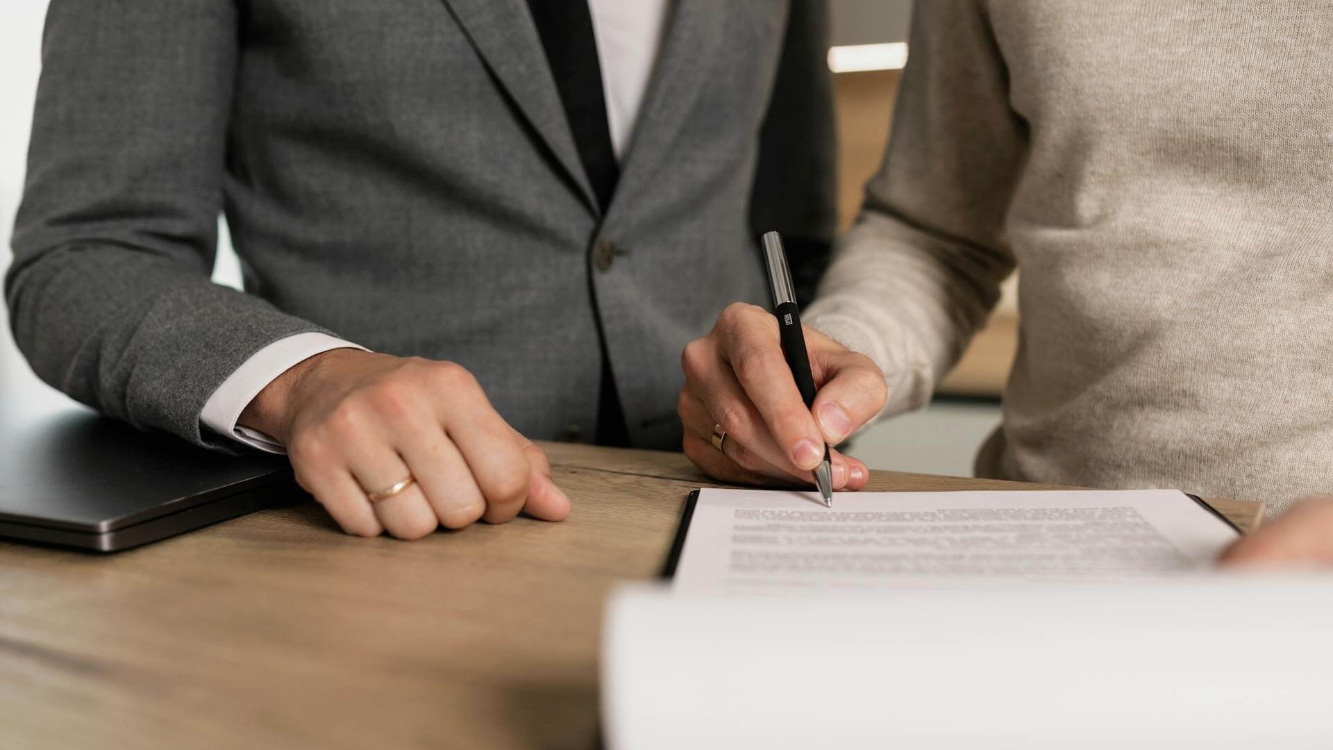 Formalności po śmierci. Jakie dokumenty złożyć po śmierci bliskiej osoby?