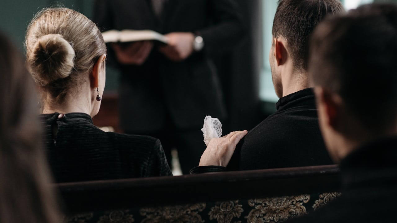 Czego nie wolno robić na pogrzebie, czyli pogrzebowy savoir-vivre
