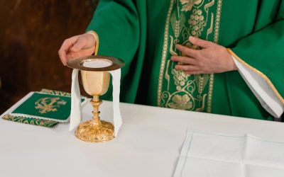 Msza żałobna i msza pogrzebowa – czym się od siebie różnią?